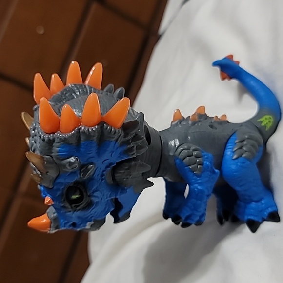 Wow Wee Untamed Radioactive Triceratops - Rampage (Blue) - Interactive Toy - Picture 5 of 8